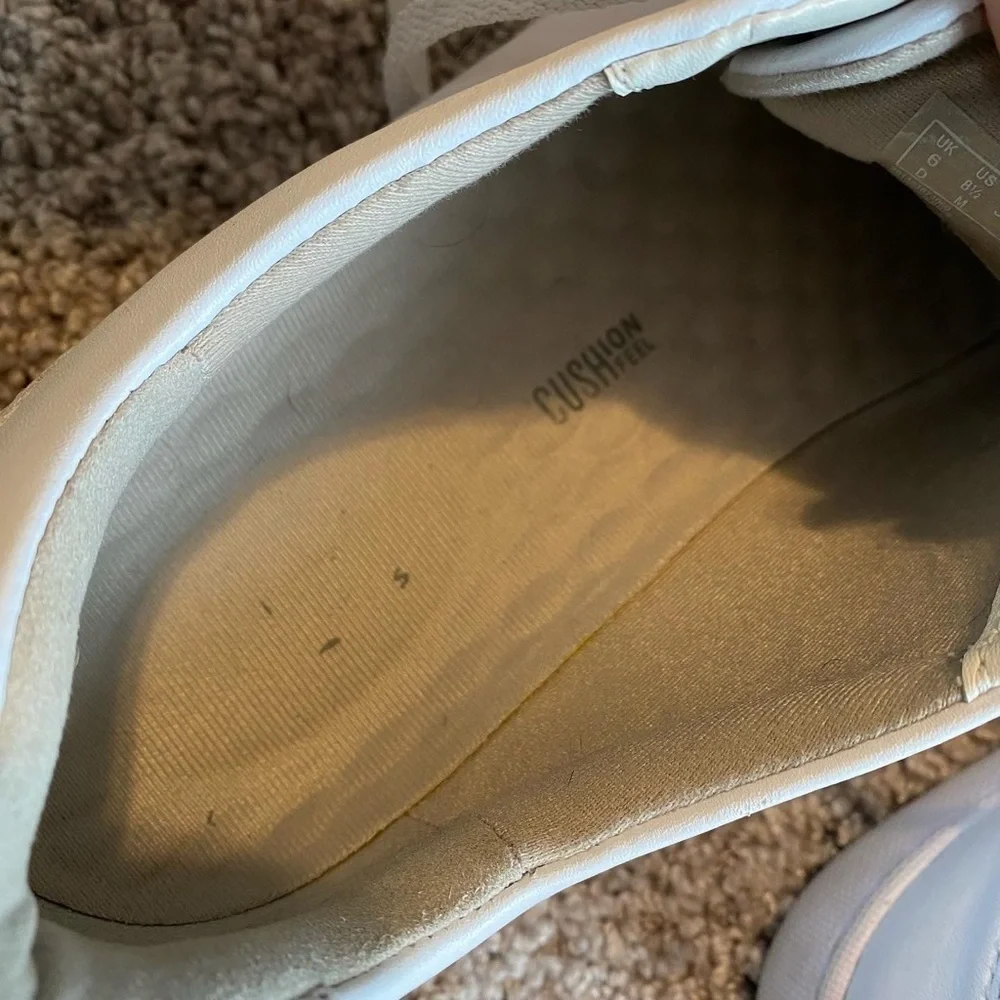 Clarks white tennis shoes size 8.5